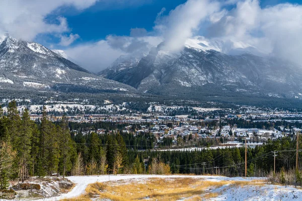 Kanada Kayalıkları 'nda kış mevsimi güneşli sabahında hidroelektrik santrali Canmore' u çalıştırın. Canmore, Alberta, Kanada. — Stok fotoğraf