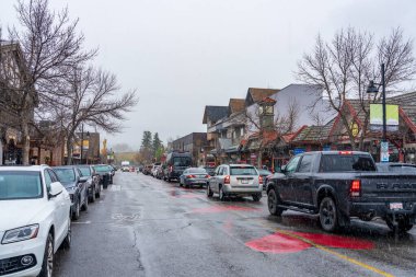 Canmore, AB, Kanada - OCT 13 2020: Canmore Caddesi manzaralı şehir kış mevsiminin sonlarına doğru düştü.