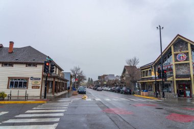 Canmore, AB, Kanada - OCT 13 2020: Canmore Caddesi manzaralı şehir kış mevsiminin sonlarına doğru düştü.