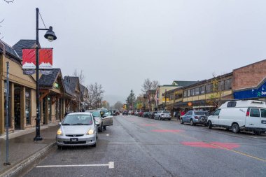 Canmore, AB, Kanada - OCT 13 2020: Canmore Caddesi manzaralı şehir kış mevsiminin sonlarına doğru düştü.