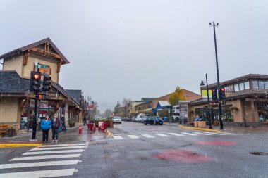 Canmore, AB, Kanada - OCT 13 2020: Canmore Caddesi manzaralı şehir kış mevsiminin sonlarına doğru düştü.