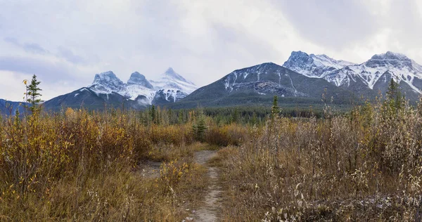 Χιόνι κάλυψε τις τρεις Sisters trio κορυφές και το βουνό Lawrence Grassi το φθινόπωρο. Όμορφο φυσικό τοπίο στο Canmore, Canadian Rockies, Αλμπέρτα, Καναδάς. — Φωτογραφία Αρχείου