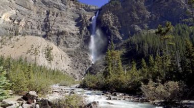 Güneşli bir yaz gününde Takakkaw Şelalesi ve Yoho Nehri. Yoho Ulusal Parkı 'ndaki doğal manzara, Kanada Rocky Dağları, Britanya Kolumbiyası, Kanada.