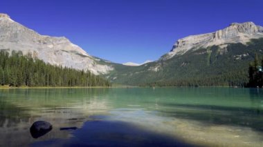 Yaz güneşli bir günde Emerald Gölü 'nde kano yapmak. Yoho Ulusal Parkı, Kanada Kayalıkları, Britanya Kolumbiyası, Kanada.