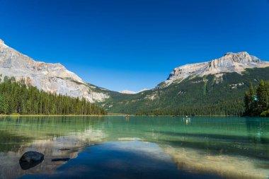 Zümrüt Gölü yazın güneşli bir gün ve arka planda Wapta Dağı var. Yoho Ulusal Parkı, Kanada Kayalıkları, Britanya Kolumbiyası, Kanada.