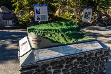 BC, Kanada - SEP 09 2020: Güneşli bir yaz gününde Aşağı Sarmal Tünel Manzara Bakış Açısı