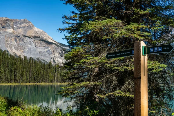 Emerald Lake walking trail signpost. Yoho National Park, Canadian Rockies, British Columbia, Canada. — Stock Photo, Image