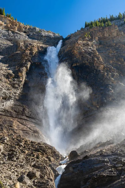 Wodospad Takakkaw Falls w słoneczny letni dzień. Drugi co do wysokości wodospad w Kanadzie. Krajobraz przyrodniczy w Parku Narodowym Yoho, Canadian Rockies, Kolumbia Brytyjska. — Zdjęcie stockowe