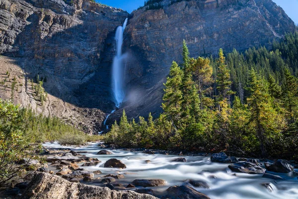 Cachoeira Takakkaw Falls e Rio Yoho em um dia ensolarado de verão. Paisagem natural em Yoho National Park, Canadian Rockies, British Columbia, Canadá. — Fotografia de Stock