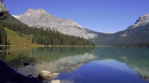 Kajakarstwo Szmaragdowym Jeziorze Letni Słoneczny Dzień Park Narodowy Yoho Canadian — Wideo stockowe