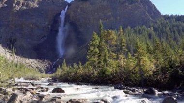 Güneşli bir yaz gününde Takakkaw Şelalesi ve Yoho Nehri. Yoho Ulusal Parkı 'ndaki doğal manzara, Kanada Rocky Dağları, Britanya Kolumbiyası, Kanada.