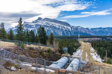AB, Kanada - NOV 02 2020: TransAlta Cascade hidroelektrik santrali. Kanada 'da Banff Ulusal Parkı' ndaki Şelale Nehri 'nde yer alıyor..