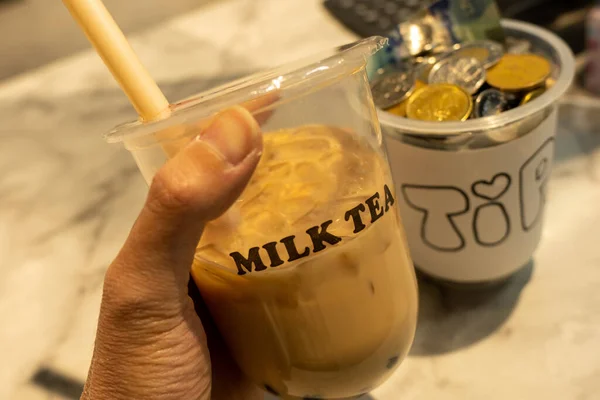 Tips for drinking bubble milk tea in a beverage shop. — Stock Photo, Image