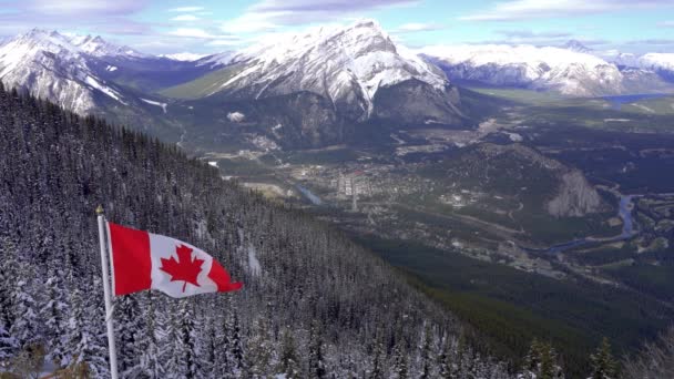 Detailní Záběr Národní Vlajka Kanady Městem Banff Kaskádou Okolními Zasněženými — Stock video