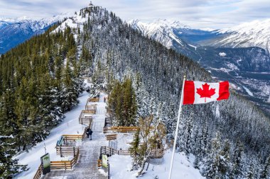Sülfür dağı patikası, tahta merdivenler ve zirve boyunca tahta kaldırımlar. Banff Ulusal Parkı, Kanada Kayalıkları. AB, Kanada