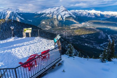 Sülfür dağı patikası, tahta merdivenler ve zirve boyunca tahta kaldırımlar. Banff Ulusal Parkı, Kanada Kayalıkları. AB, Kanada