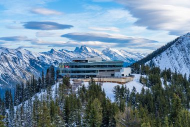 AB, Kanada - OCT 31 2020: Banff Gondola zirvesi istasyonu. Zirve boyunca tahta merdivenler ve tahta kaldırımlar. Banff Ulusal Parkı, Kanada Kayalıkları.
