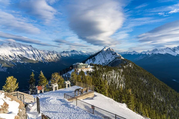 AB, Canada - OCT 31 2020 : Banff Gondola summit station. Wooden stairs and boardwalks along the summit. Banff National Park, Canadian Rockies. — Stock Photo, Image