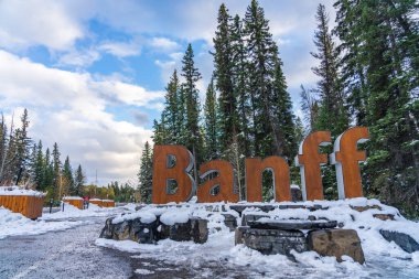 Banff, Alberta, Kanada - 20 2020: Banff Town Karlı Kışın Tabelası. Banff Ulusal Parkı, Kanada Kayalıkları.