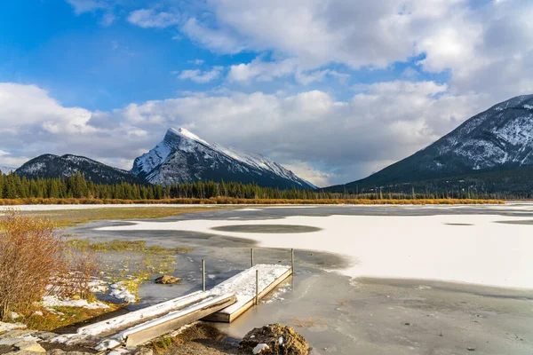 Banff Ulusal Parkı güzel manzara, kışın donmuş Vermilion Gölleri. Kanada Rocky Dağları, Alberta, Kanada. Arka planda karla kaplı Mount Rundle. — Stok fotoğraf