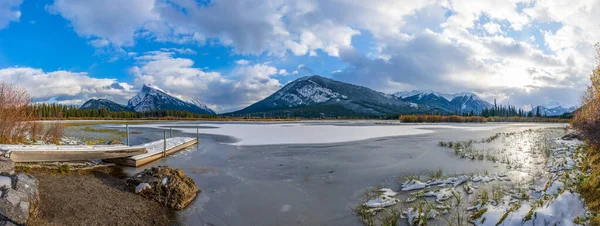 Banff Ulusal Parkı güzel manzara, kışın donmuş Vermilion Gölleri. Kanada Rocky Dağları, Alberta, Kanada. Arka planda karla kaplı Mount Rundle. — Stok fotoğraf