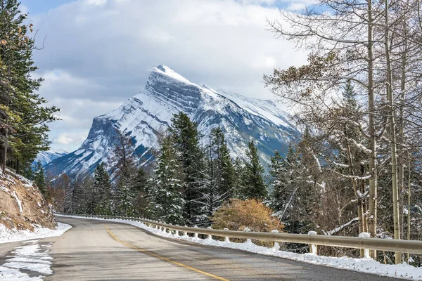 Monte Rundle cubierto de nieve con carretera de montaña de bosque nevado. Mount Norquay Scenic Drive. Parque Nacional Banff hermoso paisaje en invierno. Rockies canadienses, Alberta, Canadá. — Foto de Stock
