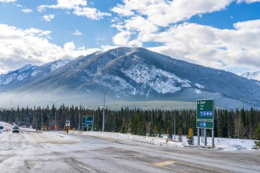 Banff, AB, Kanada - OCT 20 2020: Banff 'ın Trans-Canada Otoyol Kasabası çıkışı. Banff Ulusal Parkı, Kanada Kayalıkları.