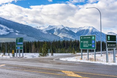 Banff, AB, Kanada - OCT 20 2020: Banff 'ın Trans-Canada Otoyol Kasabası çıkışı. Banff Ulusal Parkı, Kanada Kayalıkları.