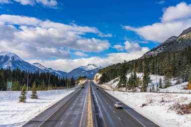 Banff, AB, Kanada - OCT 20 2020: Trans-Canada Otoyol Kenti Banff çıkışı. Banff Ulusal Parkı, Kanada Kayalıkları.