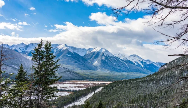 Banff Nemzeti Park gyönyörű táj télen. Fagyasztott Vermilion tavak és hófödte kanadai Sziklás-hegység. Alberta, Kanada. — Stock Fotó