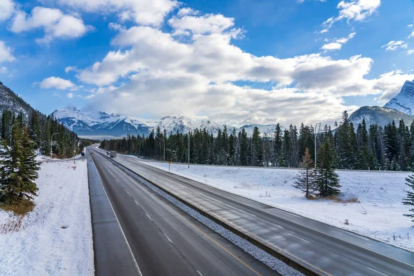 Trans-Canada Highway Town van Banff afslag. Nationaal park Banff, Canadese Rockies, AB, Canada. — Stockfoto