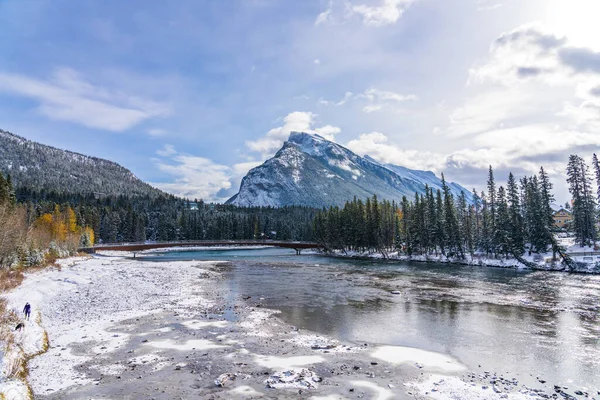 Banff National Park όμορφο τοπίο, χιονισμένο βουνό Rundle, παρασυρόμενο πάγο επιπλέουν στο Bow River το χειμώνα. Canadian Rockies, Αλμπέρτα, Καναδάς. — Φωτογραφία Αρχείου