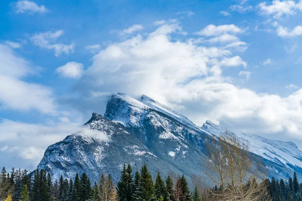 Κοντινό χιονισμένο βουνό Rundle με χιονισμένο δάσος. Banff Εθνικό Πάρκο όμορφο τοπίο το χειμώνα. Canadian Rockies, Αλμπέρτα, Καναδάς. — Φωτογραφία Αρχείου