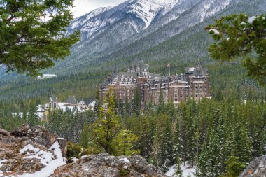 Fairmont Banff Springs karlı sonbahar güneşli bir günde. Sürpriz Köşe Bakış Açısı 'ndan görüntü. Banff Ulusal Parkı, Kanada Kayalıkları.