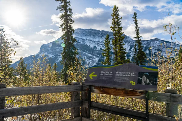 Banff, AB, Canada - OCT 15 2020 : Hoodoos Viewpoint in a snowy autumn sunny day.加拿大落基山脉班夫国家公园. — 图库照片