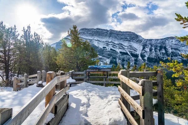 Banff, AB, Kanada - OCT 15 2020: Karlı bir sonbahar güneşli bir günde haydutların bakış açısı. Banff Ulusal Parkı, Kanada Kayalıkları. — Stok fotoğraf