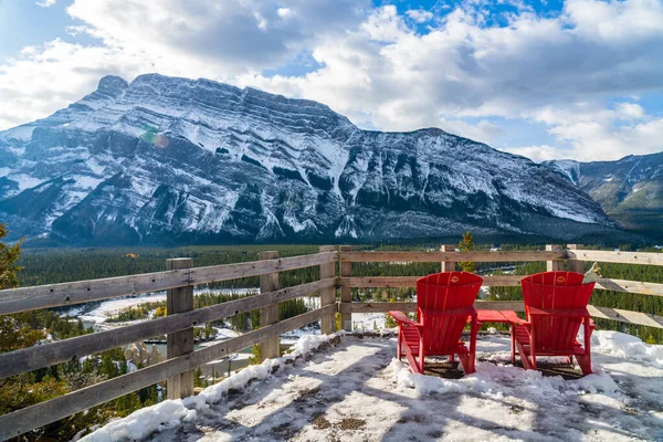 冬日阳光明媚,红色的椅子俯瞰着龙头山.班夫国家公园美丽的风景。Hoodoos Viewpoint, Canadian Rockies. — 图库照片