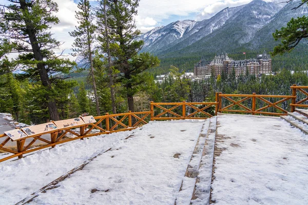 Banff, AB, Canada - OCT 15 2020 : Fairmont Banff Springs in snowy autumn sunny day. View from Surprise Corner Viewpoint. Banff National Park, Canadian Rockies. — Stock Photo, Image