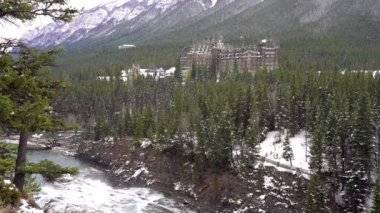 Fairmont Banff Springs ve Bow River Şelaleleri güneşli bir sonbahar gününde. Sürpriz Köşe Bakış Açısı 'ndan görüntü. Banff Ulusal Parkı, Kanada Kayalıkları.