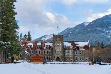 Banff, Kanada - OCT 14 2020: Karlı kış gününde Zaman Bahçesi Şelalesi. Banff Caddesi 'nin sonunda..