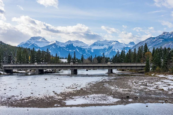 Banff Bulvarı Köprüsü kışın nehir kıyısında. Banff Ulusal Parkı, Kanada Kayalıkları, Alberta, Kanada. — Stok fotoğraf