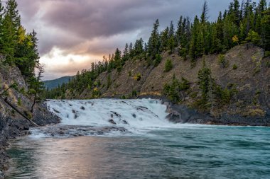 Sonbahar alacakaranlığında Bow Falls bakış açısı. Banff Ulusal Parkı Bow Nehri manzarası, Kanada Kayalıkları.