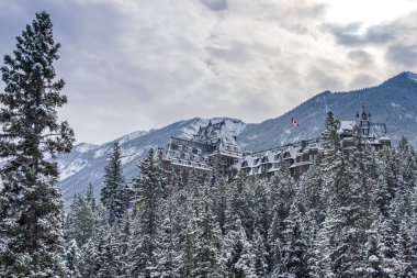 Fairmont Banff Springs, kışın güneşli bir günde. Banff Ulusal Parkı, Kanada Kayalıkları.