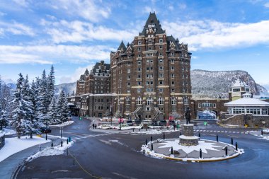 Banff, Kanada - OCT 17 2020: Fairmont Banff Springs kış güneşli bir günde. Banff Ulusal Parkı, Kanada Kayalıkları.