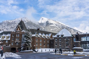 Banff, Kanada - OCT 17 2020: Fairmont Banff Springs kış güneşli bir günde. Banff Ulusal Parkı, Kanada Kayalıkları.
