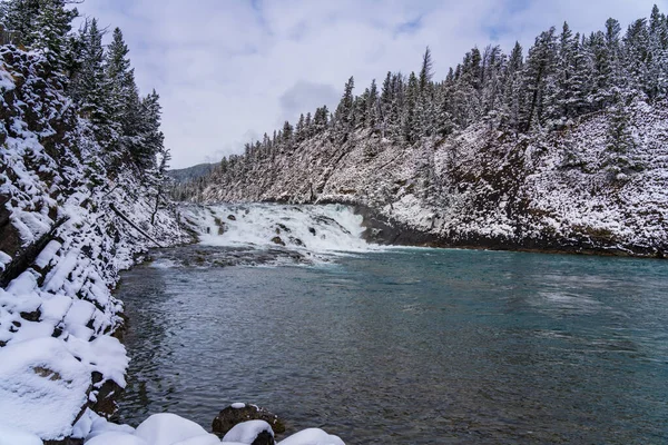 Bow Falls Mirador en invierno nevado. Parque Nacional Banff Río Bow escénico, Rockies canadienses. —  Fotos de Stock