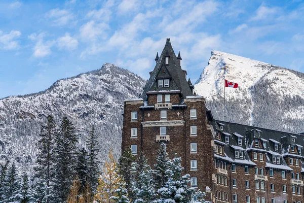 Banff, Kanada - OCT 17 2020: Fairmont Banff Springs kış güneşli bir günde. Banff Ulusal Parkı, Kanada Kayalıkları.