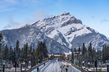 Banff, Kanada - OCT 17 2020: Banff Bulvarı karlı bir günde. Arka planda Cascade Dağı var. Banff Ulusal Parkı, Kanada Kayalıkları.