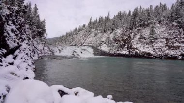 Kışın Bow Falls Bakış Açısı. Banff Ulusal Parkı Bow Nehri manzarası, Kanada Kayalıkları.