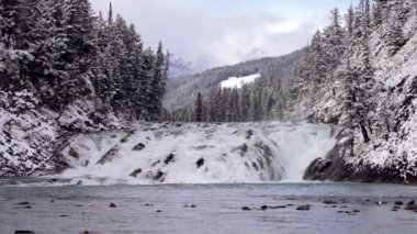 Kışın Bow Falls Bakış Açısı. Banff Ulusal Parkı Bow Nehri manzarası, Kanada Kayalıkları.